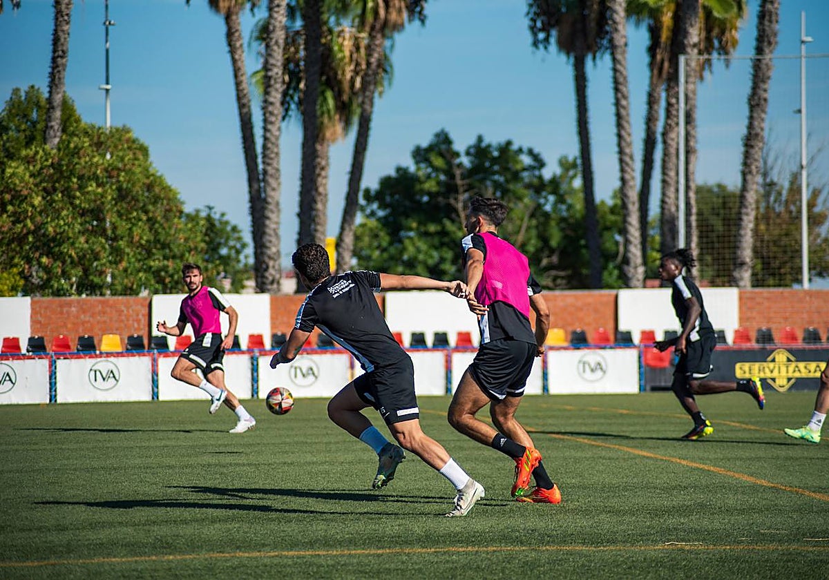 Entrenamiento de la plantilla rojinegra esta semana.