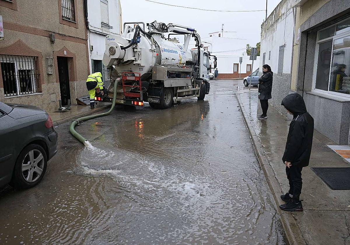 Calles inundadas en Badajoz y máquinas achicando agua tras el paso de la borrasca Aline.