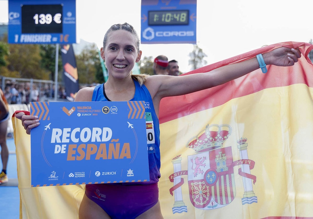 La extremeña Laura Luengo muestra el cartel como nueva plusmarquista española de media maratón.