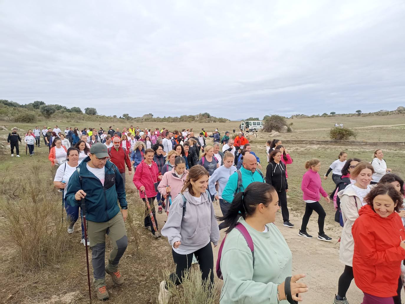 Unas 400 personas participan en la V Marcha Rosa de Alburquerque