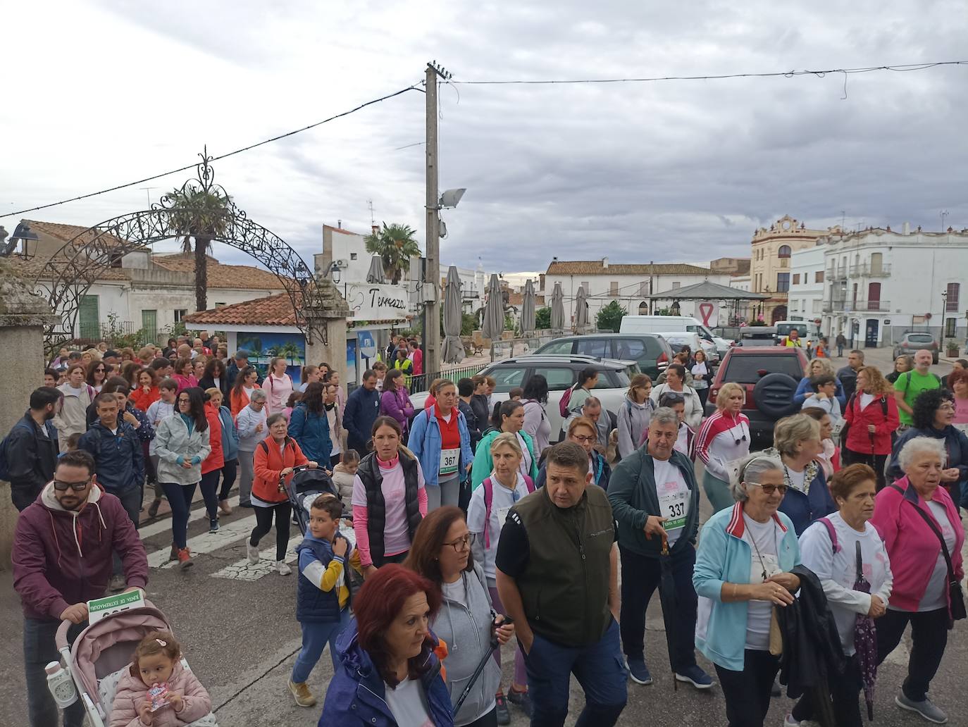 Unas 400 personas participan en la V Marcha Rosa de Alburquerque