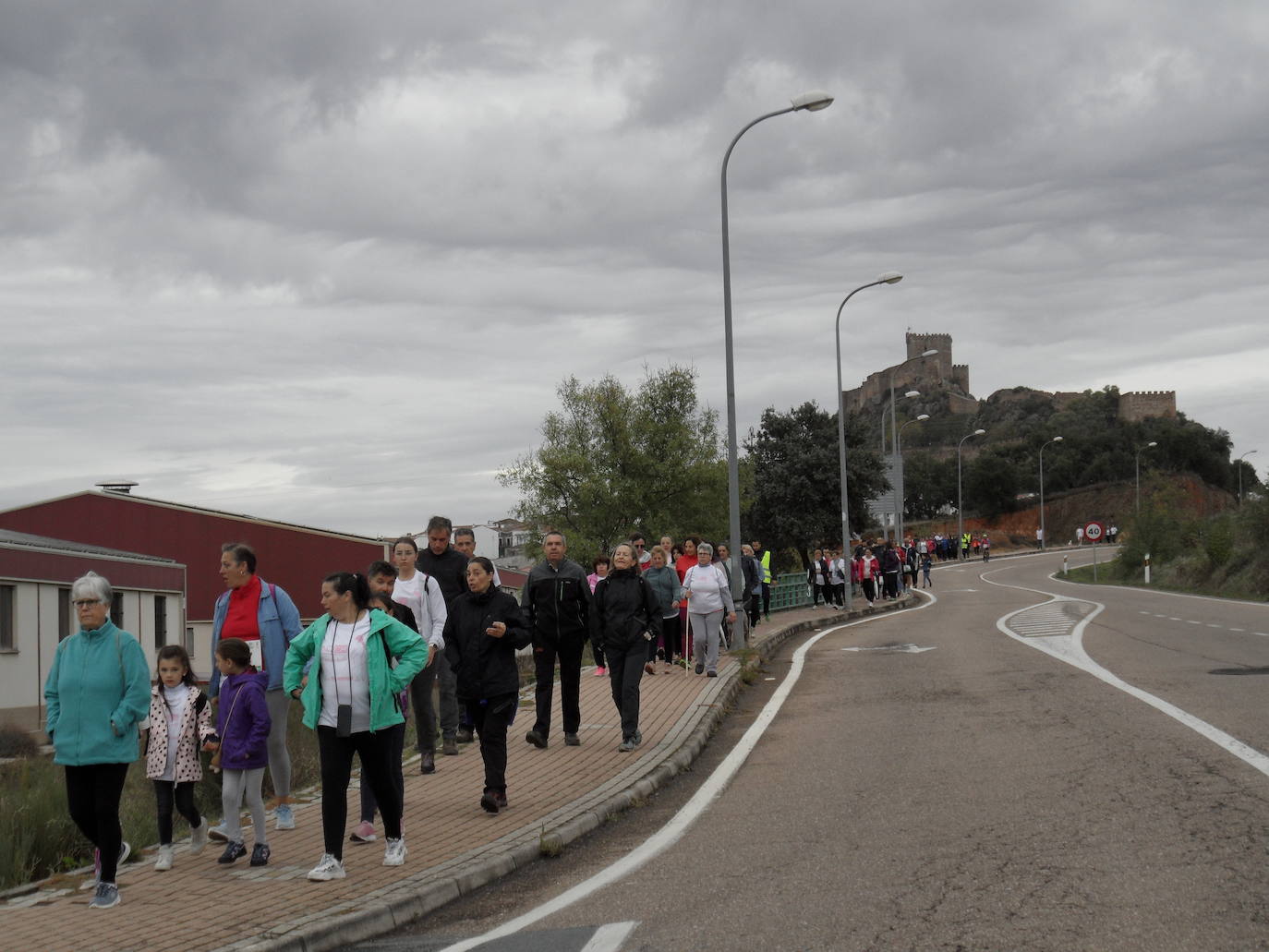 Unas 400 personas participan en la V Marcha Rosa de Alburquerque