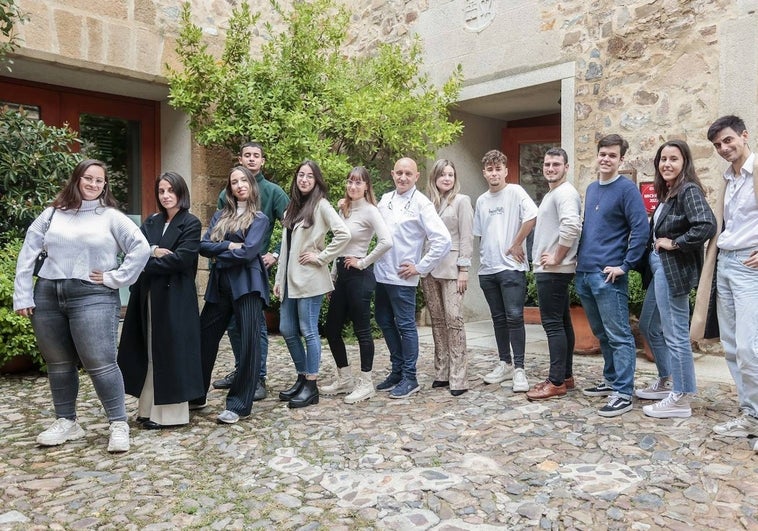 El chef Toño Pérez posa junto a los alumnos del máster a las puertas de Atrio.