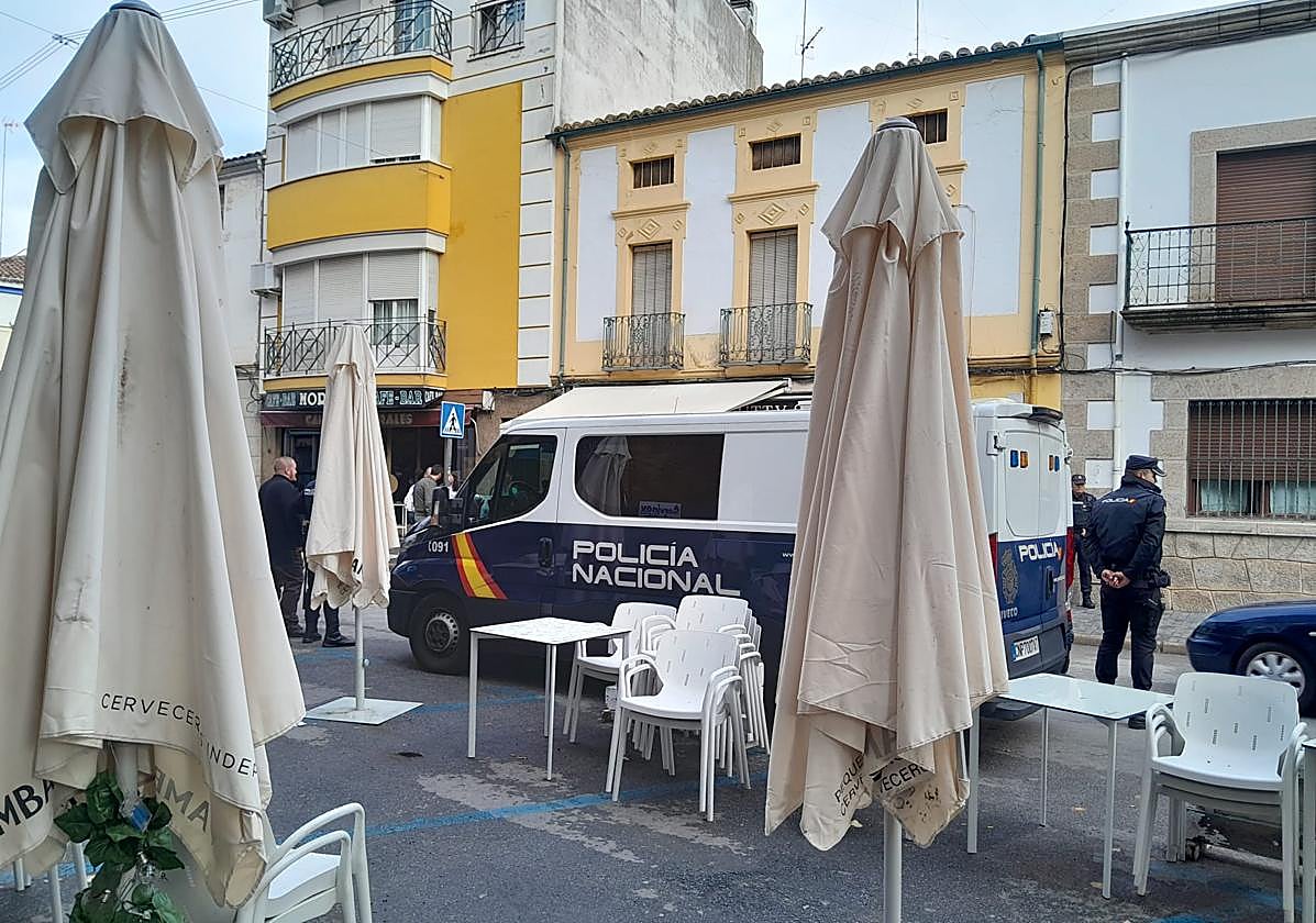 Amplia presencia policial en la calle Urbano González Serrano