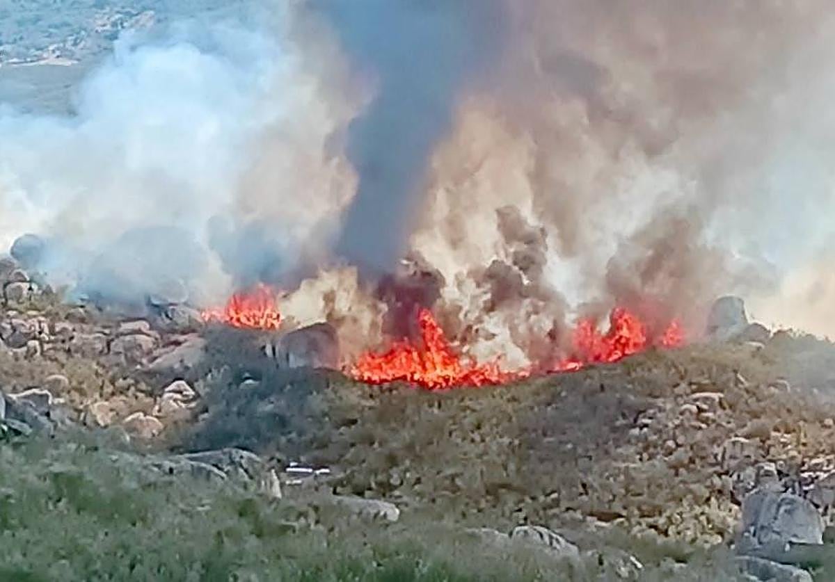 Llamas en una zona rocosa de Valencia de Alcántara, durante el incendio de agosto.