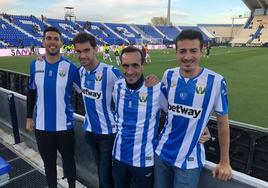 Álvaro Martín en un partido del Leganés junto a su fisio José Antonio Bodoque y otros amigos.