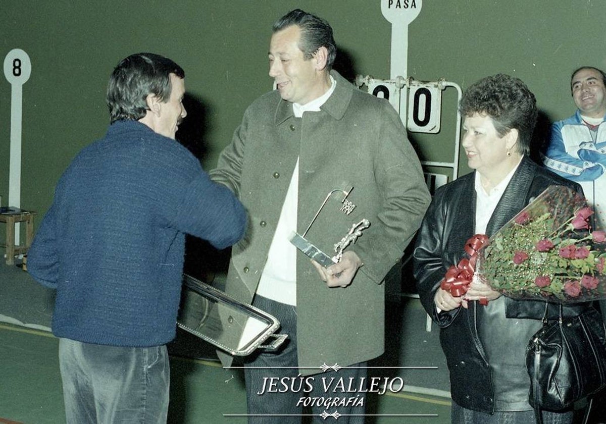 Dionisio Campos, en el medio, fue reconocido por su trayectoria en el baloncesto en 1988.