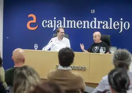 El escritor Javier Negrete junto al periodista Claudio Mateos en el aula de Cultura HOY.