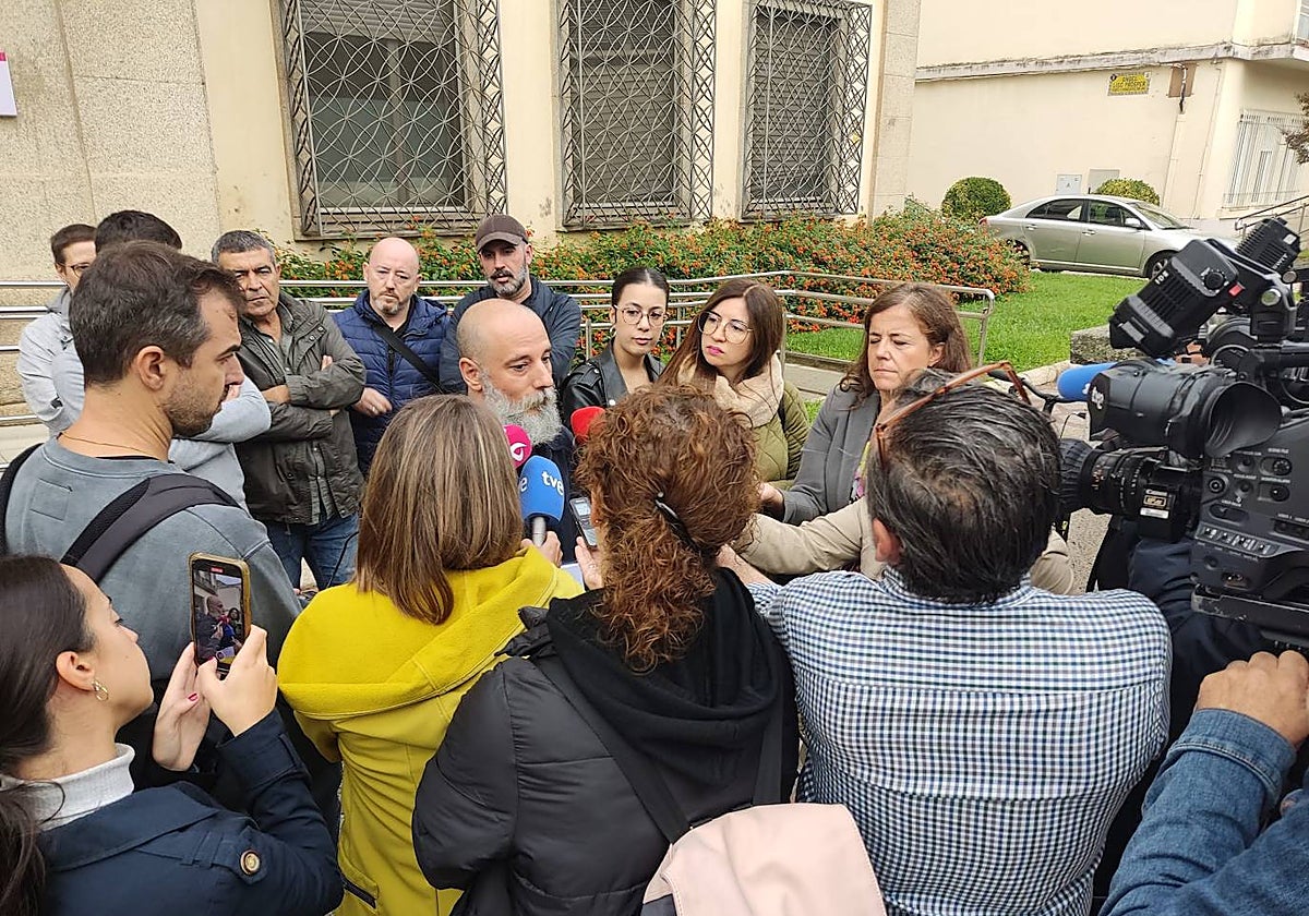 Lusi Pacheco, de SOS Casco Antiguo, tras entregar las firmas.