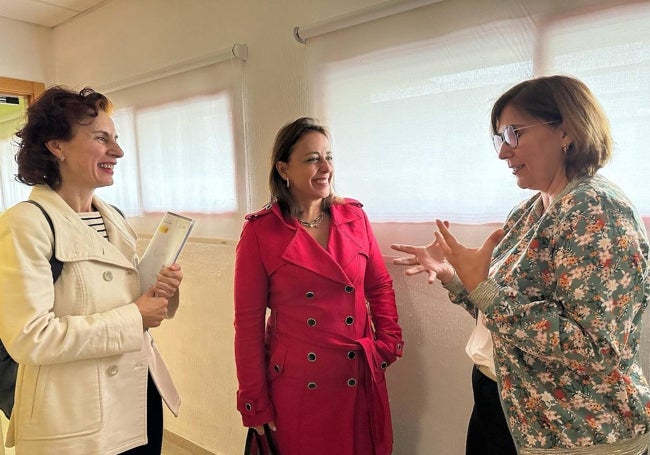 Ara Sánchez entre la directora del Imex y la de la Casa de la Mujer de Cáceres.