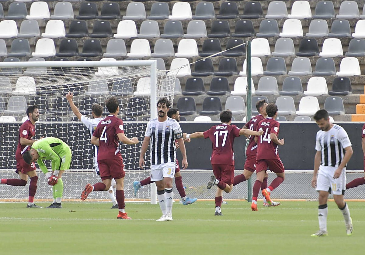Desolación en el Badajoz tras encajar un gol ante el Ursaria.