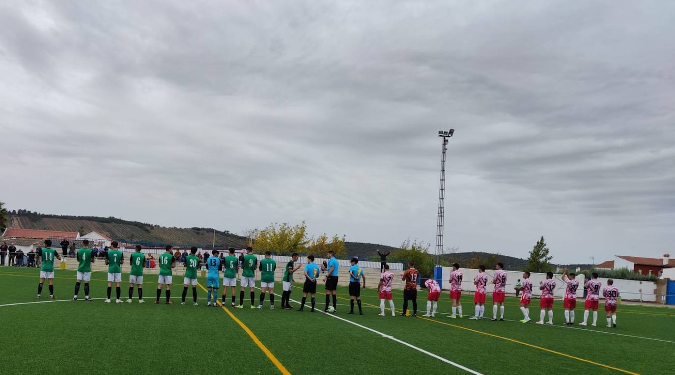 Imagen principal - Algunos momentos del partido disputado el pasado domingo entre el C.F. Alconchel y la A.D. Obandina, en Puebla de Obando.