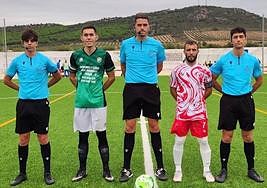 Equipo arbitral junto a los capitanes del Alconchel y el Obandina, antes de iniciarse el partido.