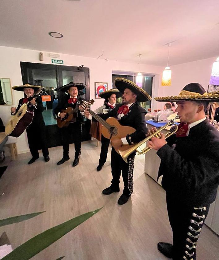 Imagen secundaria 2 - Pozole, tamal y mariachis del Sur, diversión asegurada.