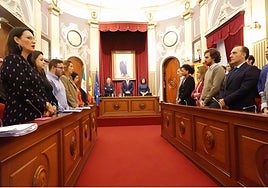 Los concejales guardan un minuto de silencio en recuerdo de la periodista Miriam F. Rua, fallecida con 42 años el 11 de octubre.