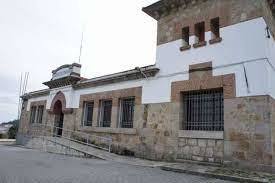 Una vez detenido el criminal que mató a su hermano, fue encerrado en la cárcel de Navalmoral de la Mata, que ahora es el Espacio para la Creación Joven.