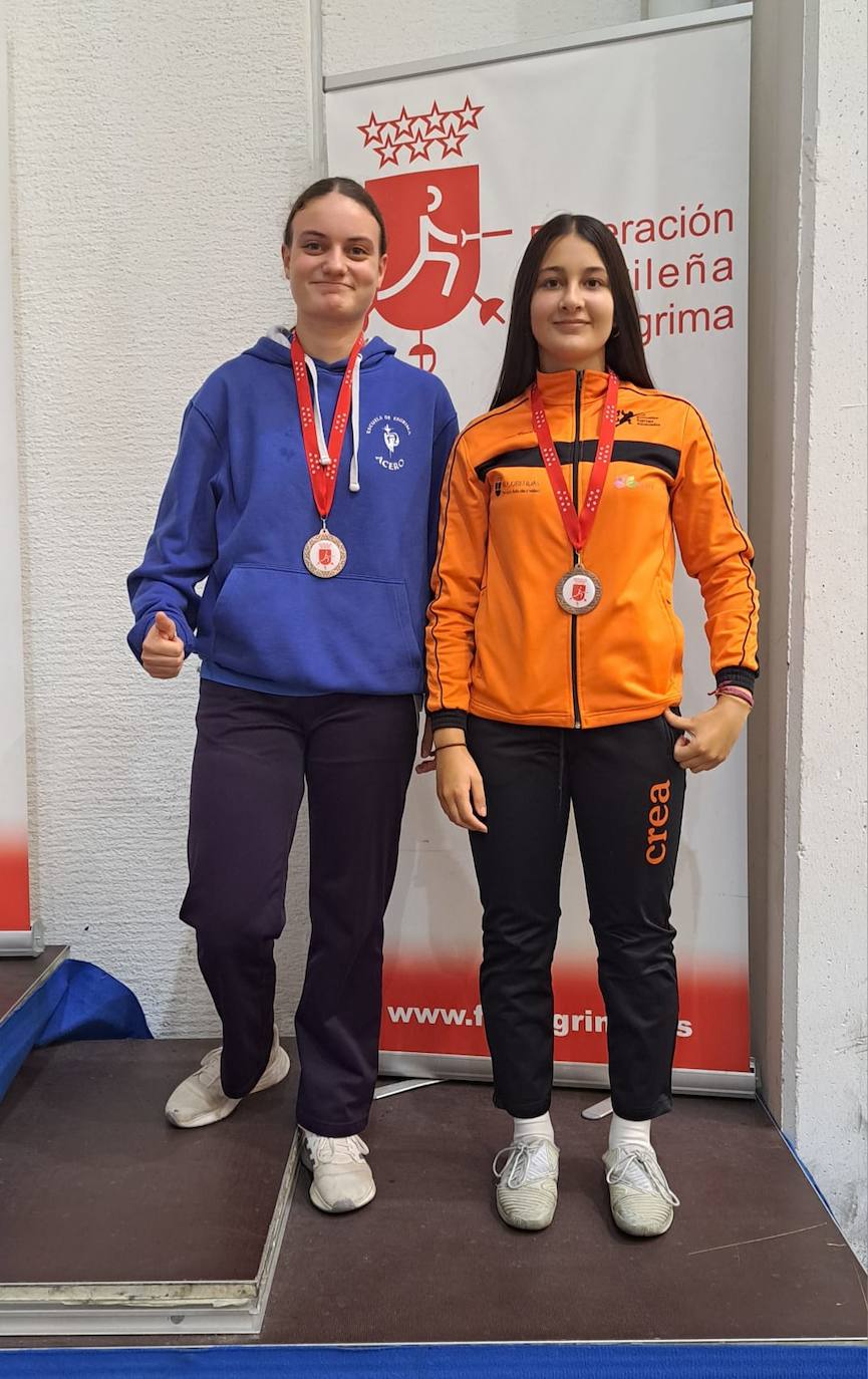 Aurora Binder (izq), broce en esgrima. 