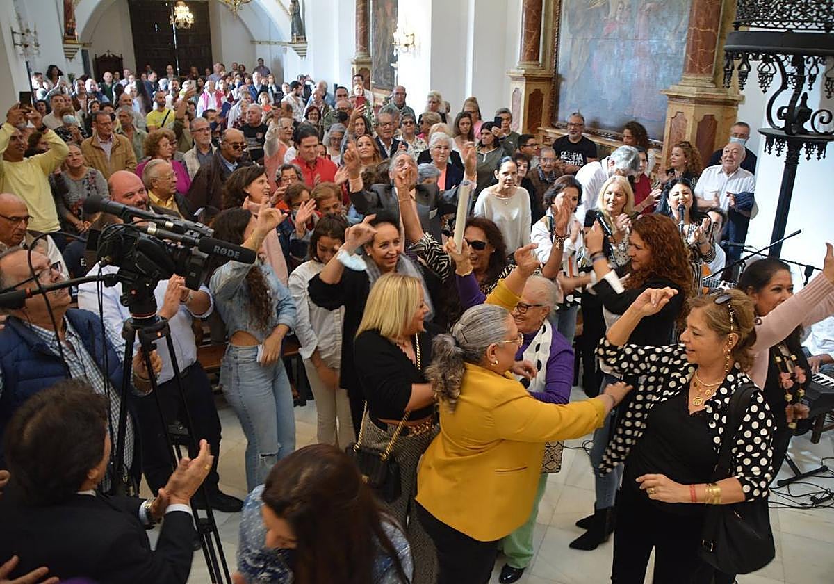 Fotografía de archivo del pasado año. El pueblo gitano desborda alegría con bailes y palmas a la Majarí de los Remedios.
