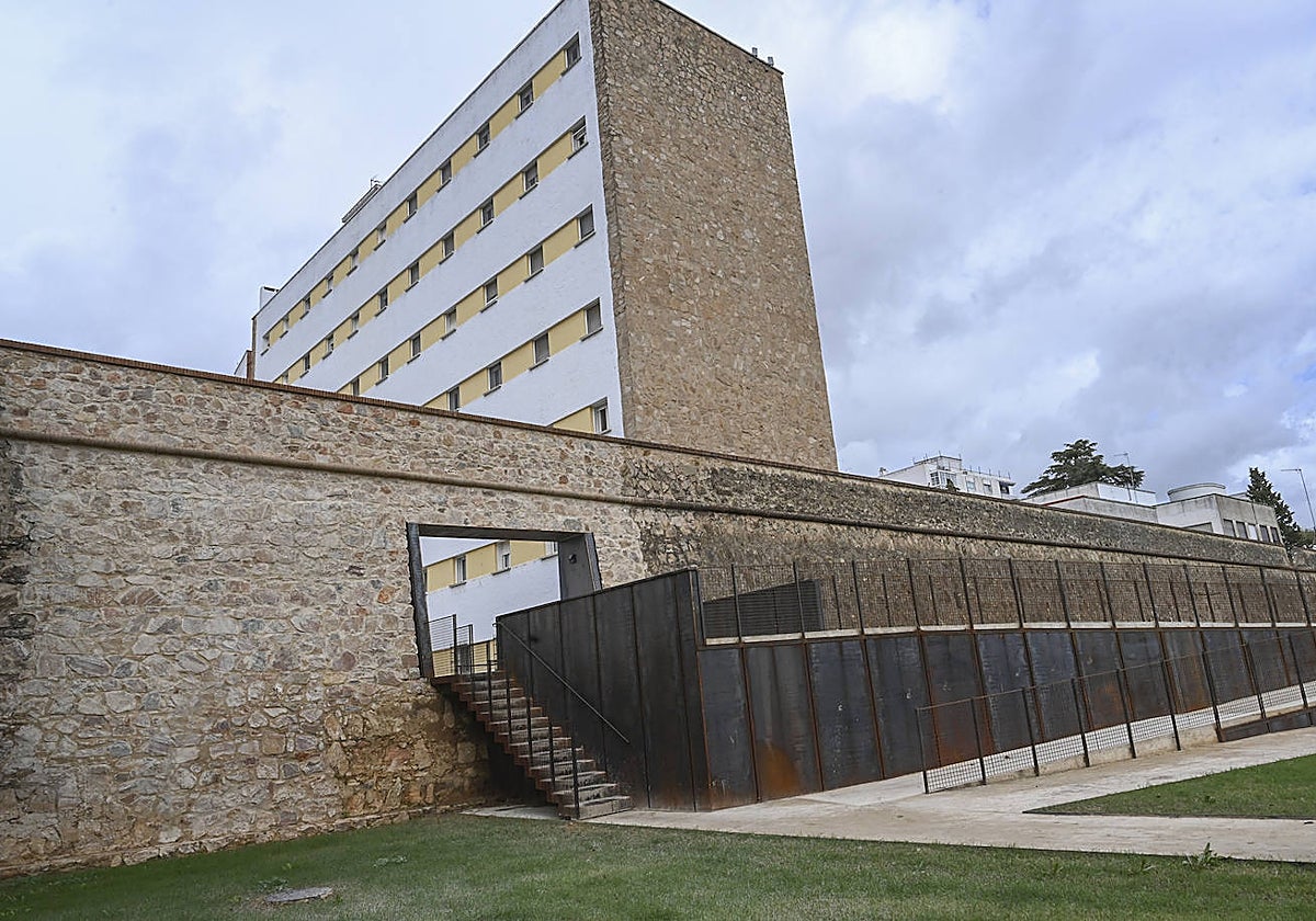 Tramo de muralla rehabilitada en el corredor de la calle Stadium, en la antigua calle Hermanos Merino.