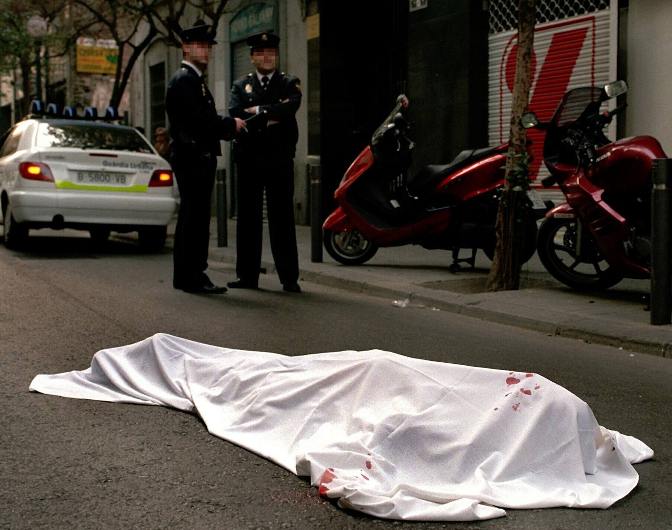 José Agustín Goytisolo muerto en la calle de Barcelona en donde vivía el 19 de marzo de 1999.