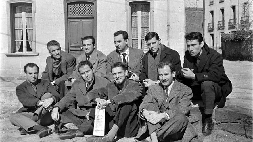 Imagen de 1959. De izquierda a derecha y de arriba abajo: Blas de Otero, José Agustín Goytisolo, Ángel González, José Ángel Valente, Alfredo Castejón, Jaime Gil de Biedma, Alfonso Costafreda, Carlos Barral y Caballero Bonald.