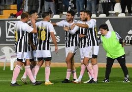 Los jugadores celebran uno de los goles de este sábado ante el Talavera.