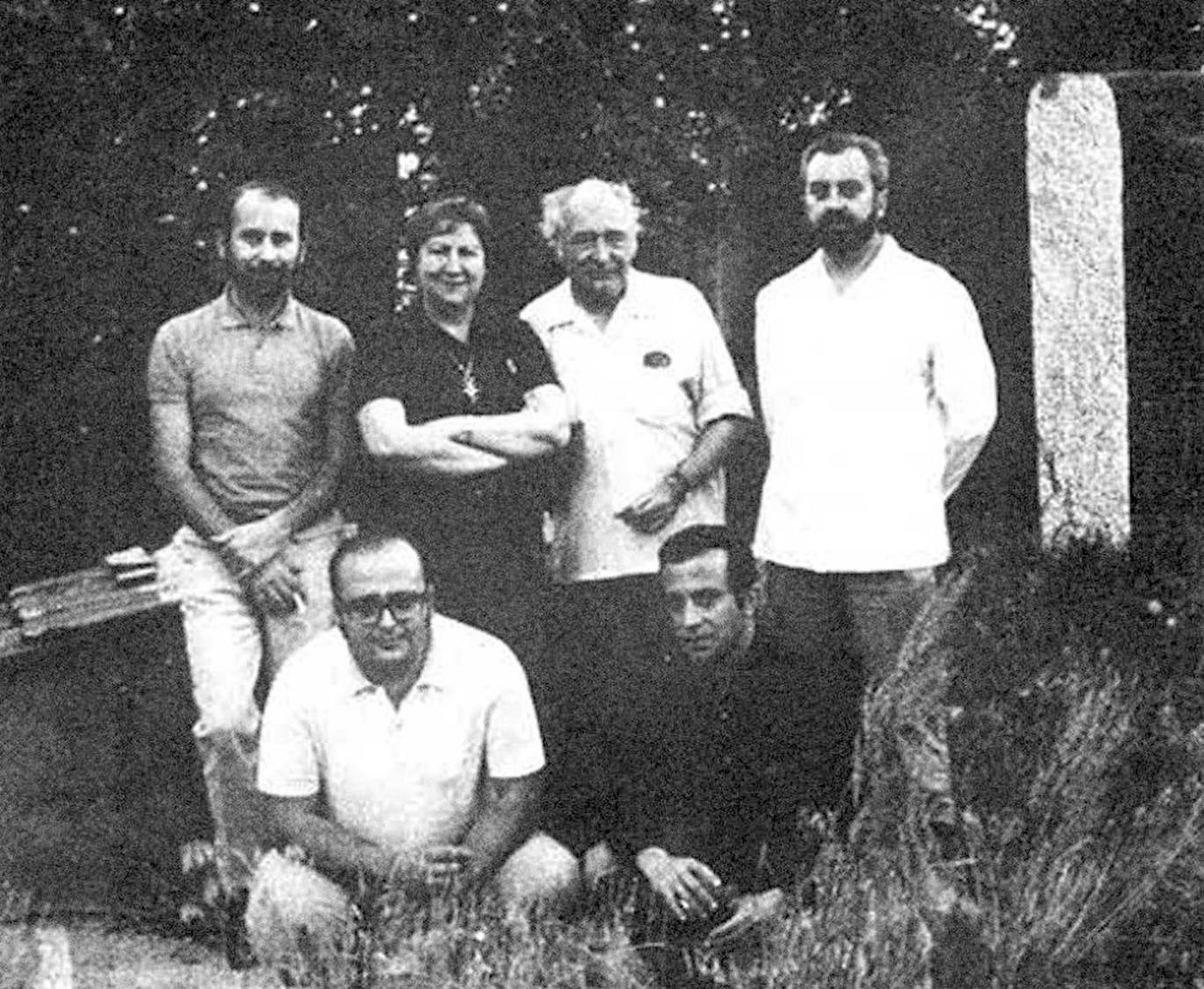 Cuando Goytisolo estuvo en la casa de campo de Gloria y su novia norteamericana en 1969, cerca de Madrid. De izquierda a derecha: José Manuel Caballero Bonald, Gloria, Gabriel Celaya, Ángel González, Vázquez Montalban y José Agustín Goytisolo.