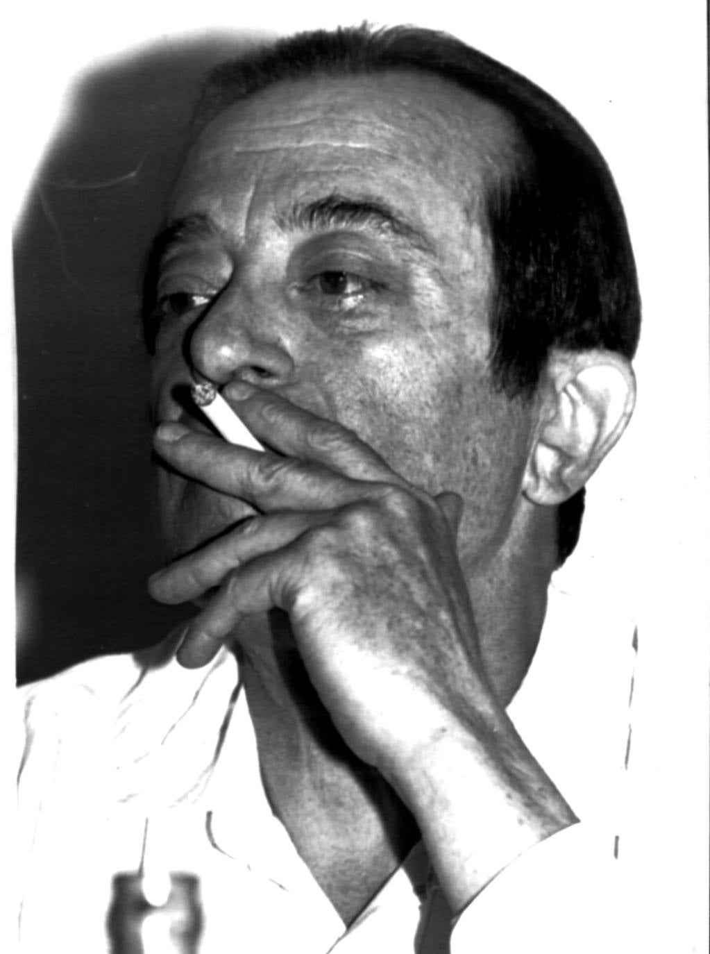 Retrato de José Agustín Goytisolo en 1991. Casi siempre estaba fumando.