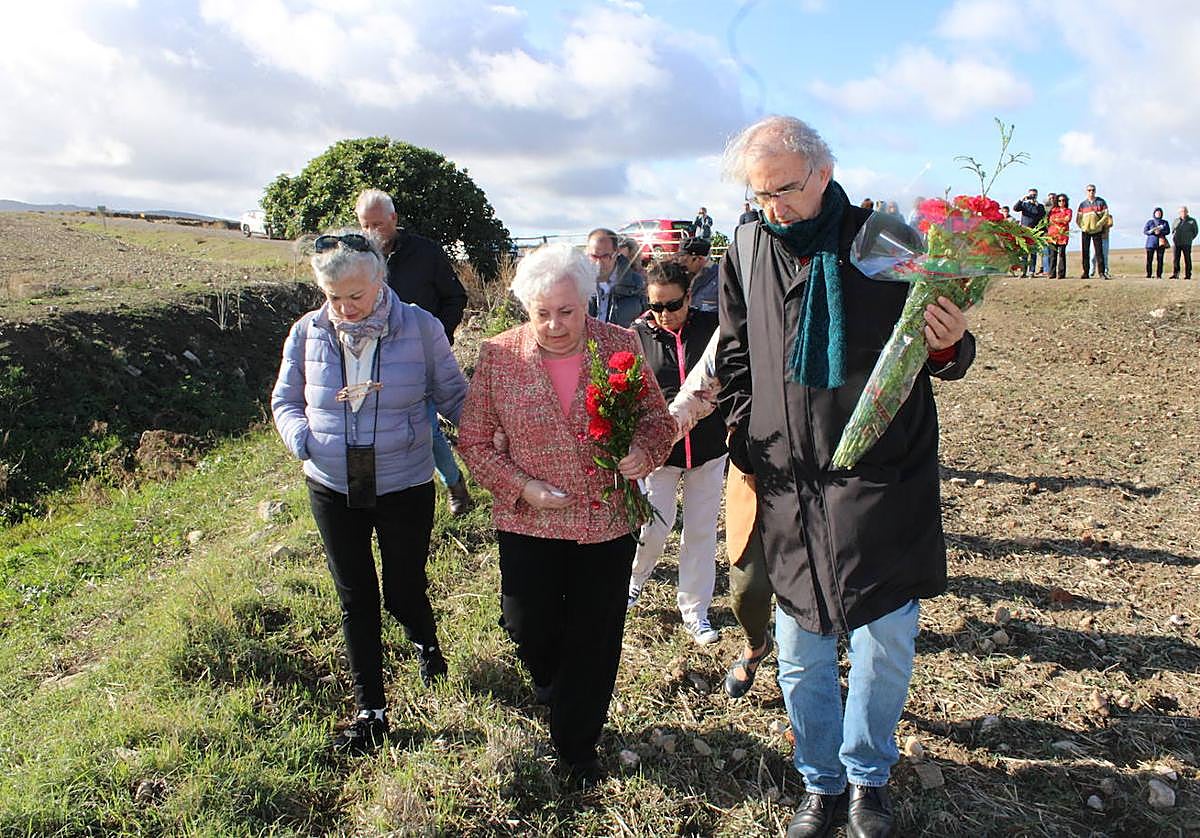 Mari Castilla Ruiz, nieta de María Morgado Valencia, una de las fusiladas que apareció la fosa de ROmanzal, ha dejado un ramo de flores junto al emplazamiento.