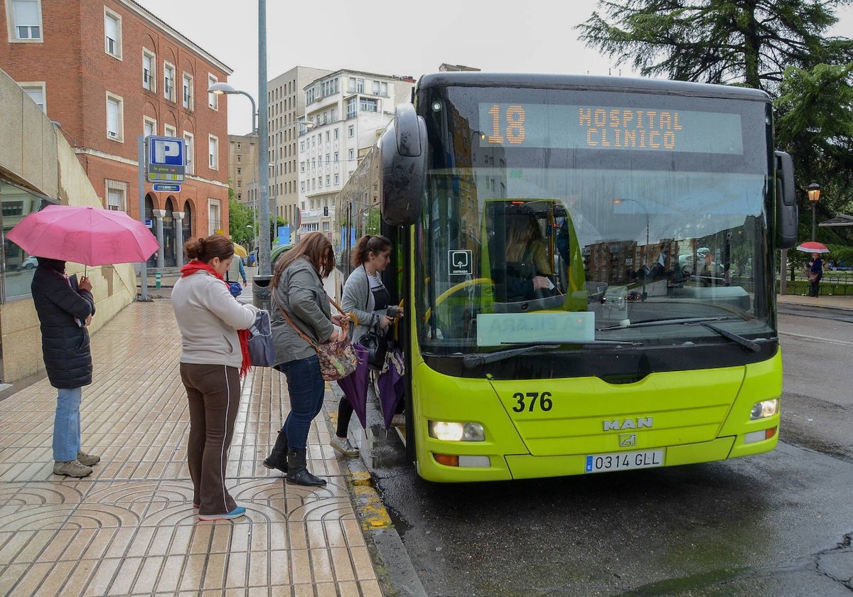 Usuarios suben al bus de la línea 18 en una imagen de archivo.