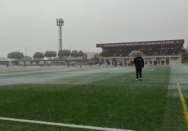 La lluvia ha obligado a suspender un partido en Jaraíz de la Vera.