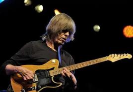 Mike Stern, condiderado uno de los mejores guitarristas de jazz del mundo.