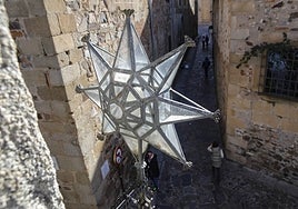 Imagen del farol de la estrella, situada junto al arco que separa la Parte Antigua de la Plaza Mayor.
