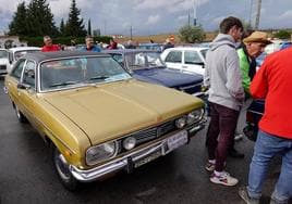 Un centenar de aficionados a los vehículos clásicos se dan cita en Extremadura