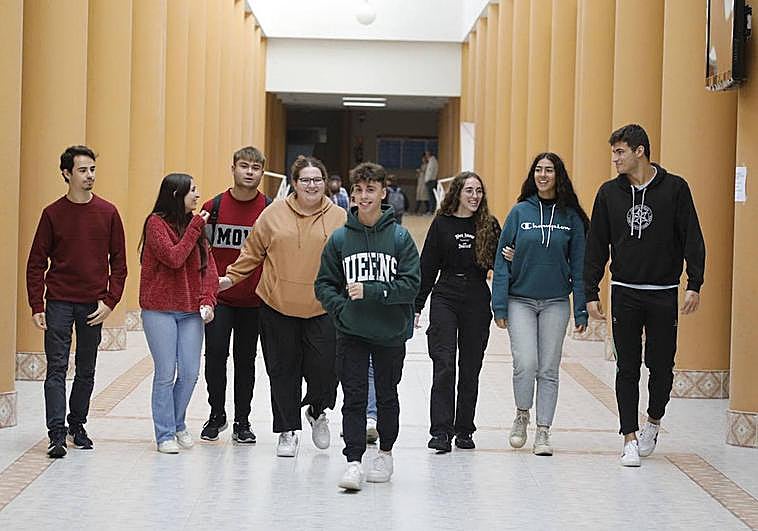 Grupo de jóvenes en la facultad de derecho de Cáceres.