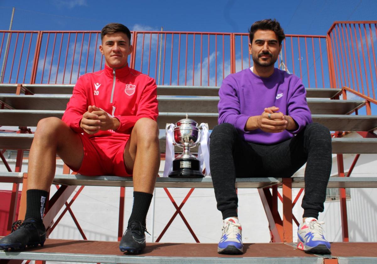 Guerrero y Tomé, en el Robina con el trofeo de campeón de Tercera.