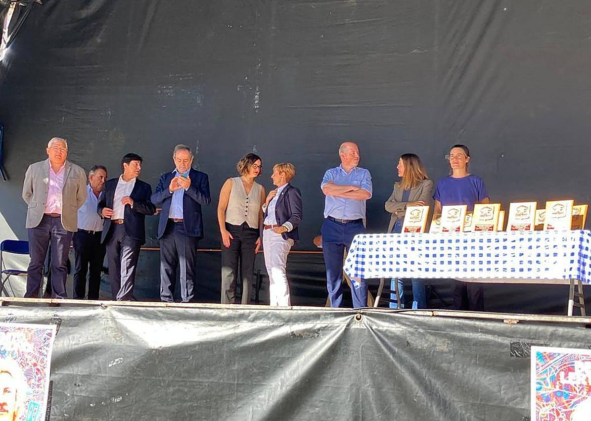 Imagen secundaria 1 - Arriba, ediles participantes en la recepción oficial en el Ayuntamiento de Guernica. Abajo, momento de la entrega de premios de la Fiesta del Último Lunes de Octubre, donde el alcalde de Alconchel entregó uno de los galardones.