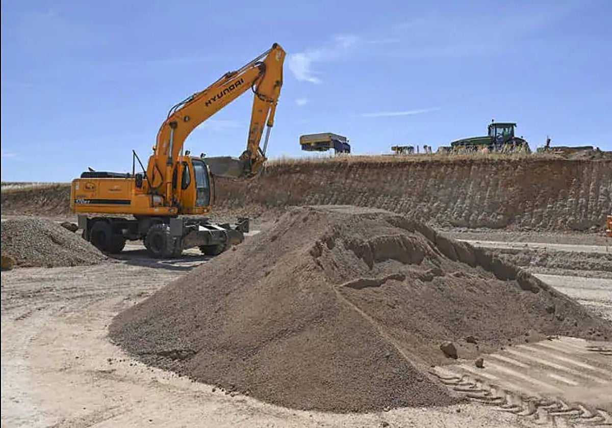 Movimientos de tierras en la parcela de Phi4tech en mayo.