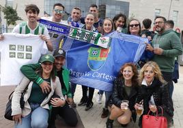 Aficionados del Betis y del Hernán Cortés, juntos este miércoles en las proximidades del estadio Francisco de la Hera de Almendralejo.