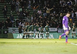 Los jugadores del Cacereño celebran el primer gol de Iván Fernández ante el Castellón.