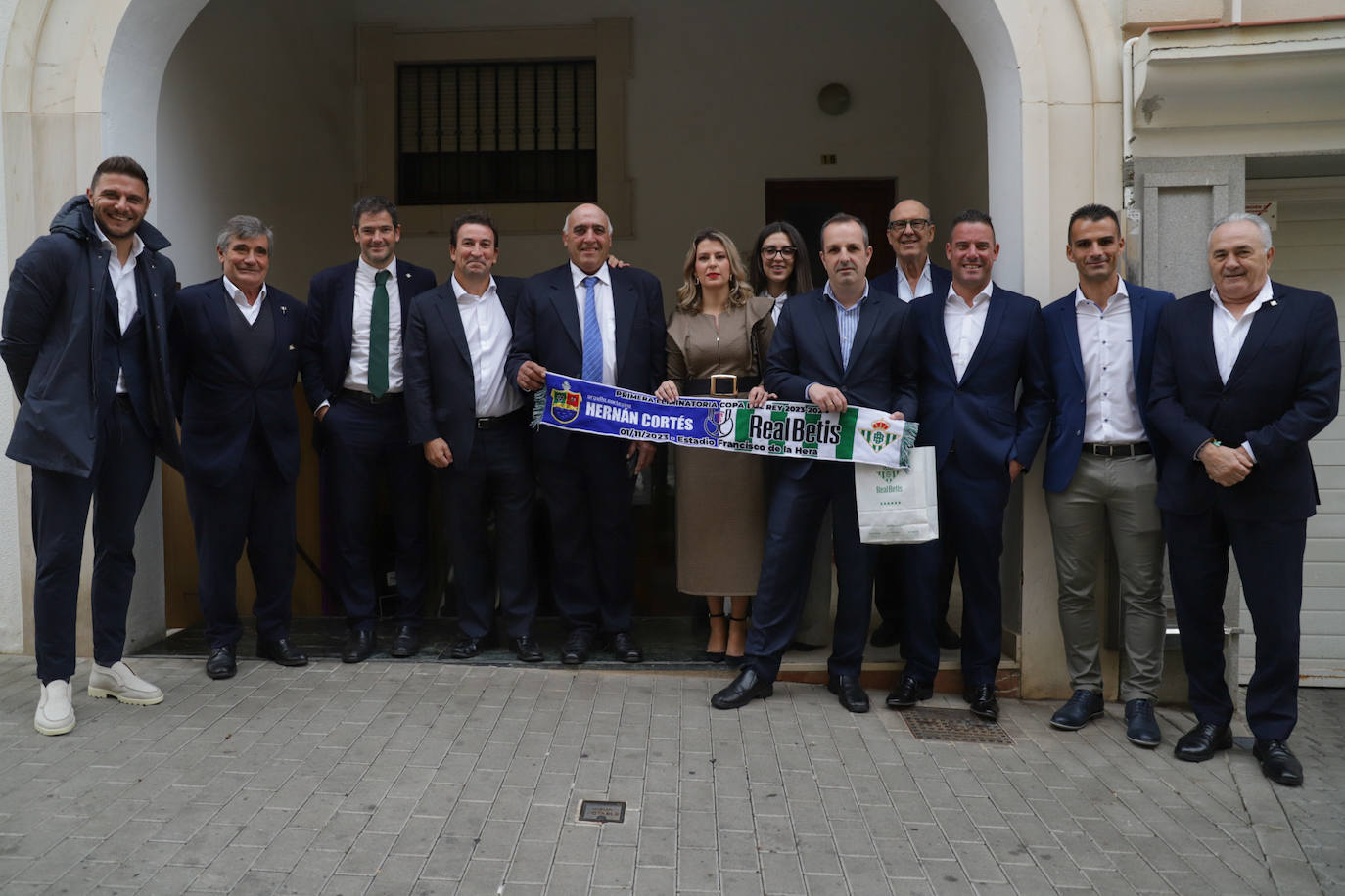 Foto de familia de las directivas de los dos clubes antes del encuentro copero. La comida se ha celebrado en el restaurante Nandos de Almendralejo. 