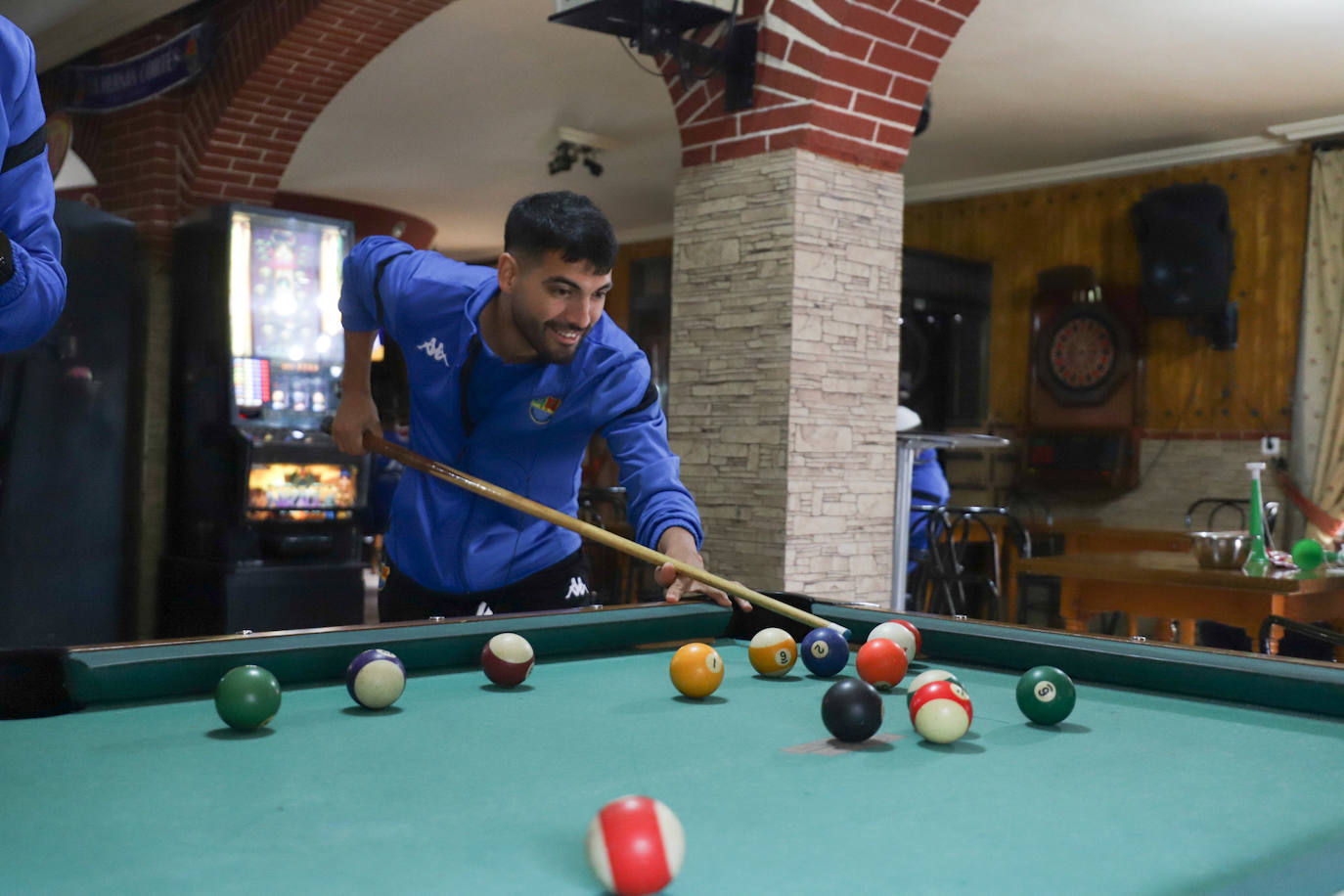 Un jugador del Hernán Cortés se relaja antes de la cita copera. 