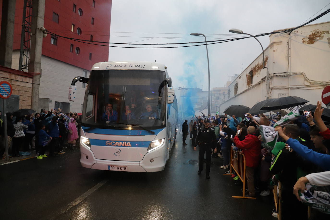 Llegada del autobús del Hernán Cortés al Francisco de la Hera. 