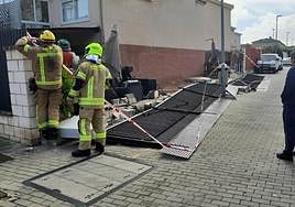 Bomberos de la Diputación de Cáceres actúan tras la caída de un muro por las fuertes rachas de viento de Ciarán.