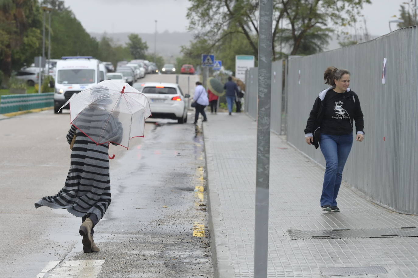 En Badajoz era complicado agarrar el paraguas debido a las fuertes rachas de viento. 