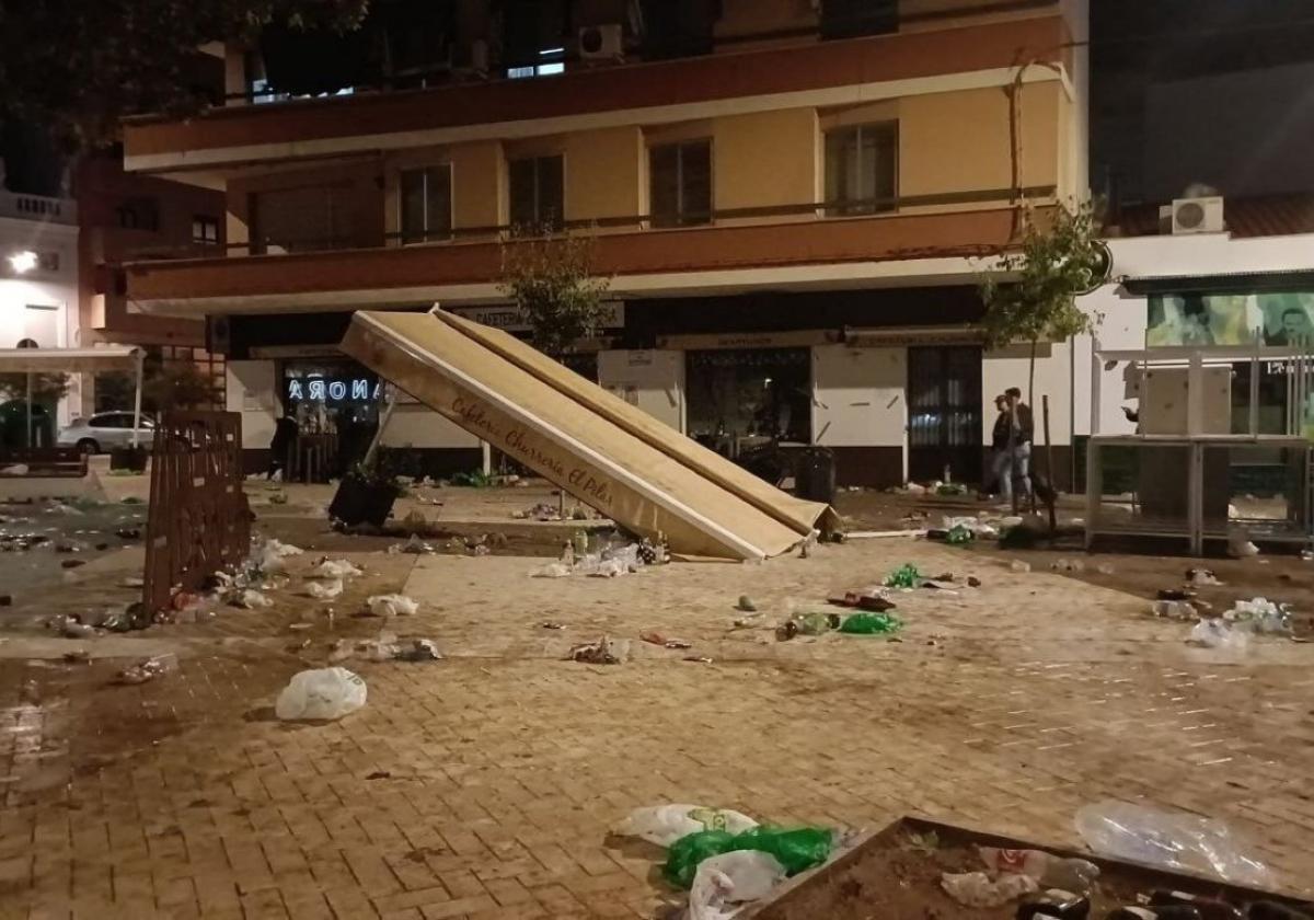 Toldo destrozado de la churrería El Pilar, el negocio más afectado.