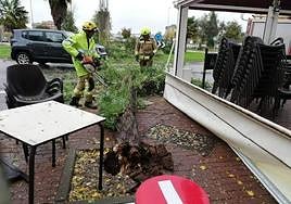 Intervención de los bomberos de los parques del SEPEI de la Diputación Provincial de Cáceres este jueves.