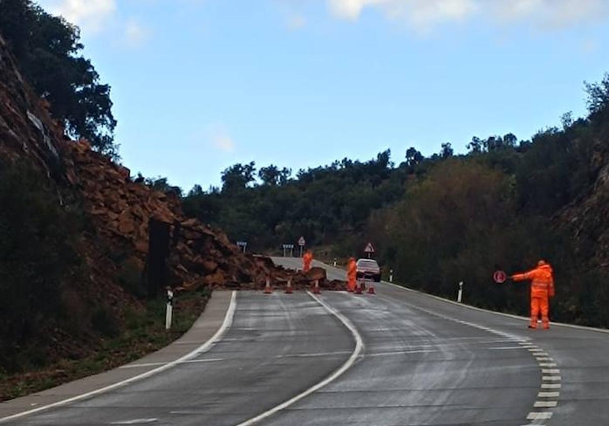 Restos del talud invadiendo los dos carriles de la carretera.