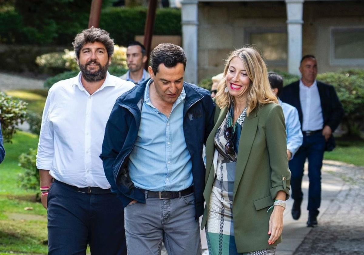 María Guardiola con el presidente andaluz, Juanma Moreno, y el murciano Fernando López Miras.