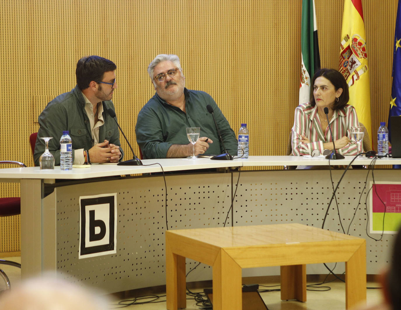 Marino González dio a conocer su último libro de relatos acompañado de la escritora Victoria Pelayo y el concejal Jorge Suárez.